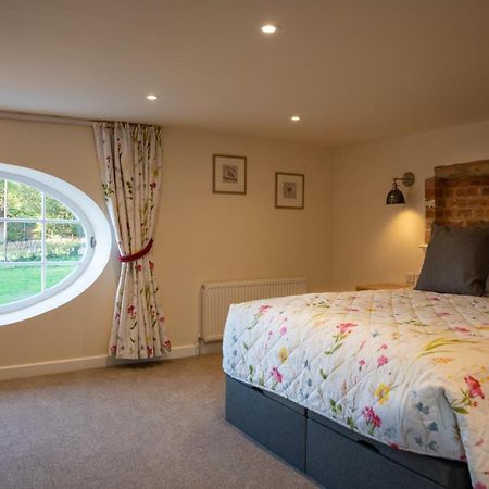 Вилла Rollestone Coach House Shrewton Экстерьер фото